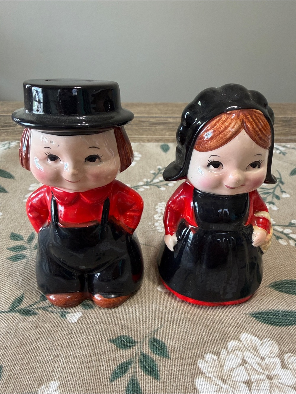 Vintage Norcrest Happy Amish Farmer & Wife Ceramic Salt & Pepper Red/Black 4”